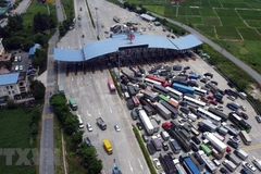 Các chốt kiểm soát được tổ chức nhiều điểm và lực lượng chức năng thực hiện phân loại phương tiện để đưa vào kiểm soát tại từng điểm nhằm tránh ùn tắc giao thông. (Ảnh: Huy Hùng/TTXVN)