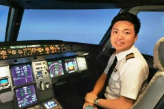 Cơ phó của hãng hàng không Vietnam Airlines tiếp bước truyền thống gia đình với nghề phi công. (Ảnh: CTV/Vietnam+)