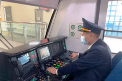 Lái tàu Lê Hoài Hanh điều khiển đoàn tàu Cát Linh-Hà Đông. (Ảnh: Việt Hùng/Vietnam+)