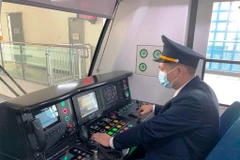 Lái tàu Lê Hoài Hanh điều khiển đoàn tàu Cát Linh-Hà Đông. (Ảnh: Việt Hùng/Vietnam+)