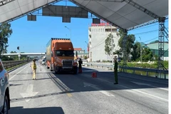 Kiểm tra phương tiện tại chốt Cao Bồ trên Quốc lộ 10 địa phận tỉnh Nam Định. (Ảnh: CTV/Vietnam+)