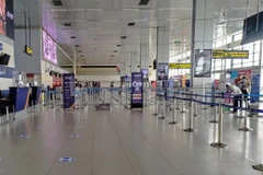 Do ảnh hưởng của dịch COVID-19, sân bay Nội Bài có những thời điểm nhà ga vắng hành khách đi máy bay. (Ảnh: CTV/Vietnam+)