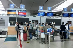 Với việc triển khai làm thủ tục trực tuyến, hành khách không phải xếp hàng dài chờ lấy vé để lên máy bay. (Ảnh: CTV/Vietnam+)