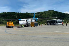 Sáng 22/10, sân bay Côn Đảo chào đón chuyến bay đầu tiên hạ cánh sau một thời gian dài giãn cách. (Ảnh: CTV/Vietnam+)