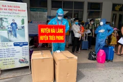 Người dân Quảng Trị mong mỏi về quê nên đã đến từ sớm để làm thủ tục theo hướng dẫn của địa phương và chờ đến giờ lên tàu. (Ảnh: CTV/Vietnam+)