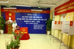 Tổ bầu cử tại phường Đồng Xuân, quận Hoàn Kiếm, Hà Nội kiểm tra, rà soát kỹ càng hòm phiếu trước khi cử tri đi bầu cử. (Ảnh: Xuân Quảng/Vietnam+)