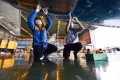 Nhân viên sửa chữa, bảo dưỡng máy bay Vietnam Airlines trước khi đưa vào khai thác. (Ảnh: Vietnam+)