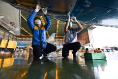 Nhân viên sửa chữa, bảo dưỡng máy bay Vietnam Airlines trước khi đưa vào khai thác. (Ảnh: Vietnam+)