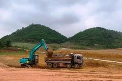 Nhà thầu lấy vật liệu đất đắp để thi công nền đường dự án cao tốc. (Ảnh: Việt Hùng/Vietnam+)