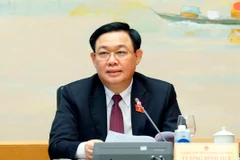 Chủ tịch Quốc hội Vương Đình Huệ, Đại biểu Quốc hội thành phố Hải Phòng phát biểu ý kiến thảo luận tại tổ về dự án Luật Kinh doanh bảo hiểm (sửa đổi). (Ảnh: Doãn Tấn/TTXVN)