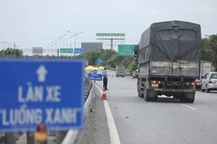 Các tuyến đường bộ, đường thủy là “luồng xanh” để phục vụ vận chuyển hàng hóa. (Ảnh: TTXVN)