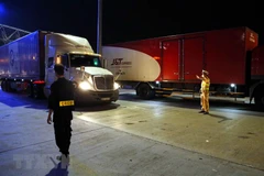 Lực lượng cảnh sát giao thông phối hợp với cảnh sát cơ động chốt chặn kiểm soát tại trạm thu phí Pháp Vân-Cầu Giẽ. (Ảnh: Phạm Kiên/TTXVN)