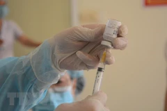 Cận cảnh lấy vaccine ngừa COVID-19. (Ảnh: Văn Dũng/TTXVN)