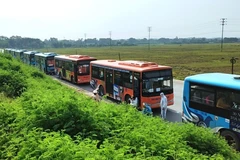 Đoàn xe buýt của Transerco tại khu vực chốt kiểm soát dịch số 1 Pháp Vân-Cầu Giẽ đã hỗ trợ đưa khoảng 1.900 người dân về quê. (Ảnh: CTV/Vietnam+)