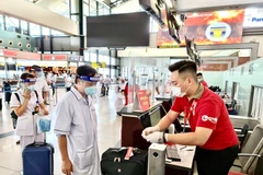 Nhân viên Vietjet Air hỗ trợ làm thủ tục nhanh cho đội ngũ bác sỹ vào Thành phồ Hồ Chí Minh chống dịch COVID-19. (Ảnh: CTV/Vietnam+)
