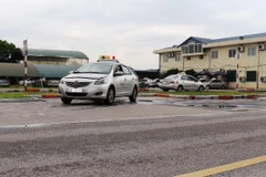 Học viên thi sát hạch lái xe trên sa hình ở một trung tâm sát hạch lái xe tại Hà Nội. (Ảnh: Việt Hùng/Vietnam+)