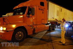 Cảnh sát giao thông điều tiết giao thông, yêu cầu các phương tiện không đủ điều kiện phải quay đầu, không được đi vào Thủ đô. (Ảnh: Phạm Kiên/TTXVN)