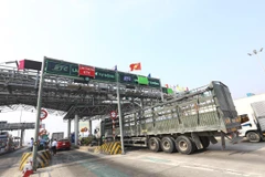Phương tiện lưu thông qua một trạm thu phí đã lắp đặt và vận hành thu phí tự động không dừng. (Ảnh: Huy Hùng/Vietnam+)