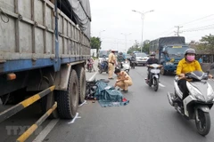 Cảnh sát giao thông xử lý tại hiện trường một vụ tai nạn. (Ảnh: Minh Trí/TTXVN)