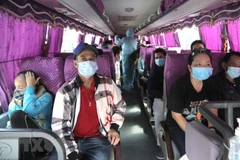 Người dân được chở về quê bằng xe ôtô. (Ảnh: TTXVN phát)