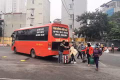 Các doanh nghiệp vận tải chỉ hoạt động cầm chừng và thậm chí bỏ tuyến vì khách đi rất ít. (Ảnh: Việt Hùng/Vietnam+)