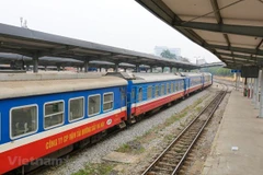 Đoàn tàu dừng đón, trả khách tại một nhà ga. (Ảnh: Minh Sơn/Vietnam+)