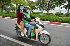 Nhu cầu di chuyển và đặt thức ăn trực tuyến gia tăng, nghề xe ôm công nghệ cũng có thêm đất sống. (Ảnh: CTV/Vietnam+)