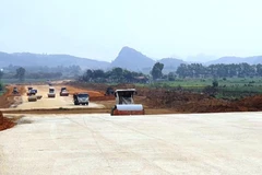 Nhà thầu thi công một đoạn tuyến cao tốc Bắc-Nam. (Ảnh: Việt Hùng/Vietnam+)