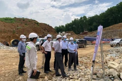 Thứ trưởng Bộ Giao thông Vận tải Nguyễn Ngọc Đông kiểm tra hiện trường thành phần cao tốc Bắc-Nam đoạn Mai Sơn-Quốc lộ 45. (Ảnh: CTV/Vietnam+)