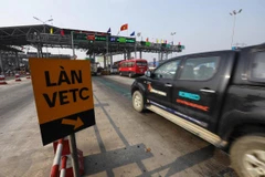 Phương tiện lưu thông vào làn thu phí tự động không dừng mà trạm BOT đã triển khai vận hành. (Ảnh: Huy Hùng/TTXVN)