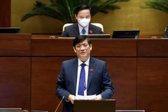 Bộ trưởng Bộ Y tế Nguyễn Thanh Long trả lời các câu hỏi chất vấn của đại biểu Quốc hội. (Ảnh: Phạm Kiên/TTXVN)