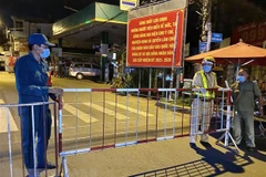 Lực lượng chức năng dựng chốt kiểm tra giao thông trên đường Lê Quang Định (phường 1, quận Gò Vấp, Tp. Hồ Chí Minh). (Ảnh: Hồng Giang/TTXVN)