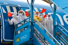 Vietnam Airlines đã chuyên chở hàng nghìn các y bác sỹ và nhiều trang thiết bị vật tư y tế vào phía Nam để chống dịch COVID-19. (Ảnh: CTV/Vietnam+)