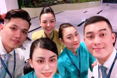 Tiếp viên trưởng Trần Thị Phương Ly (người mặc áo vàng) của hãng hàng không Vietnam Airlines. (Ảnh: CTV/Vietnam+)