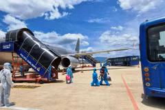 Hành khách Quảng Nam xuống sân bay Đà Nẵng và được bố trí đưa về cách ly tập trung, bảo đảm quy trình khép kín phòng chống dịch. (Ảnh: CTV/Vietnam+)