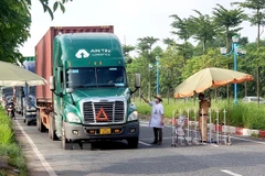 Một chốt kiểm dịch phương tiện vận chuyển hàng hóa vào thành phố. (Ảnh: TTXVN)