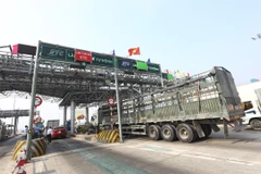 Phương tiện đi vào làn thu phí tự động không dừng tại một trạm thu phí đã lắp đặt và vận hành. (Ảnh: Huy Hùng/TTXVN)
