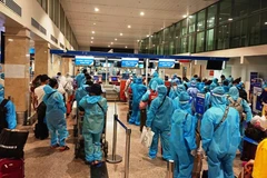 Hành khách là người dân Quảng Nam có hoàn cảnh khó khăn được vận chuyển từ Thành phố Hồ Chí Minh về quê. (Ảnh: CTV/Vietnam+)