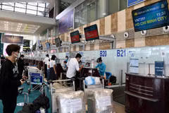 Hành khách làm thủ tục tại cảng hàng không Nội Bài trong chuyến bay từ Hà Nội-Thành phố Hồ Chí Minh. (Ảnh: CTV/Vietnam+)