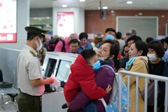 Cảng hàng không Nội Bài quán triệt 100% cán bộ công nhân viên thực hiện đeo khẩu trang trong suốt thời gian làm việc. (Ảnh: Phan Công/Vietnam+)