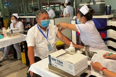 Nhân viên sân bay tại Tân Sơn Nhất được tiêm vaccine COVID-19. (Ảnh: CTV/Vietnam+)