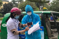 Taxi Mai Linh bố trí 102 xe riêng biệt chuyên chở bệnh nhân F0. (Ảnh: CTV/Vietnam+)