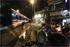 Công nhân gác chắn đường sắt đang có mức thu nhập thấp. (Ảnh: Minh Sơn/Vietnam+)