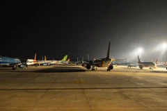 Máy bay của các hãng hàng không đắp chiếu tại sân bay Nội Bài do ảnh hưởng của dịch COVID-19. (Ảnh: CTV/Vietnam+)