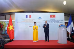 Đại sứ Pháp Nicolas Warnery trao Huân chương Bắc đẩu bội tinh cho bà Nguyễn Thị Phương Thảo. (Ảnh: CTV/Vietnam+)