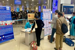 Các hãng hàng không bố trí bàn hỗ trợ khai báo y tế ngay phía ngoài gần lối vào xếp hàng qua cửa kiểm soát an ninh hàng không. (Ảnh: CTV/Vietnam+)