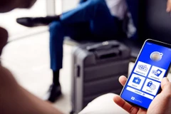 Một hành khách với chứng nhận an toàn COVID-19 khi làm thủ tục lên tàu bay (ảnh: IATA).