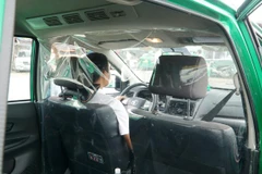 200 xe taxi Mai Linh được lắp vách ngăn nhựa trong suốt để đảm bảo phòng dịch cho tài xế và hành khách đi xe. (Ảnh: CTV/Vietnam+)