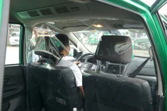 Xe taxi Mai Linh được lắp vách ngăn nhựa trong suốt để vận chuyển người dân đến Bệnh viện. (Ảnh: CTV/Vietnam+)