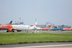 Máy bay của các hãng hàng không tại một sân bay. (Ảnh: Việt Hùng/Vietnam+)